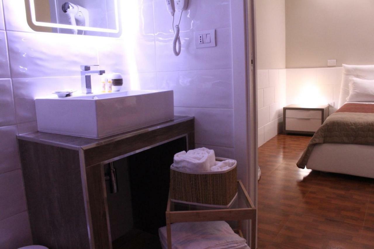 Gazebo Rooms มาร์เกริตา ดิ ซาวอยา ภายนอก รูปภาพ